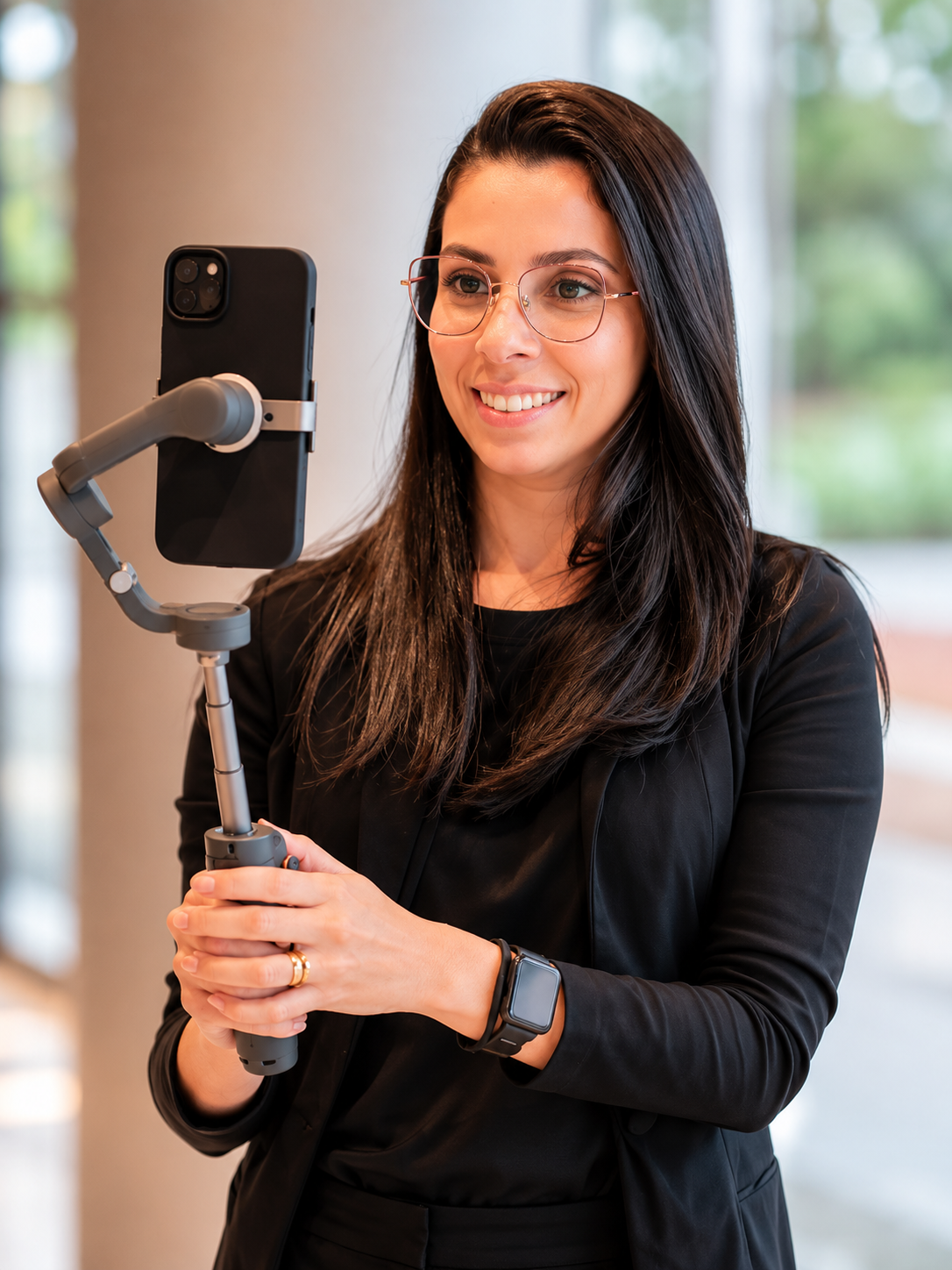 Mulher gravando conteúdo de marca com smartphone em estabilizador